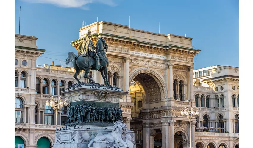 Veduta della Galleria e della statua di Vittorio Emanuele II da Piazza Duomo