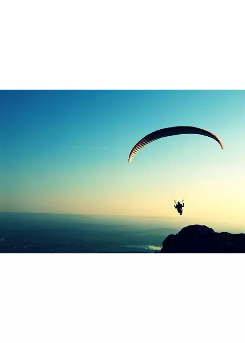 Vista di una persona che fa parapendio