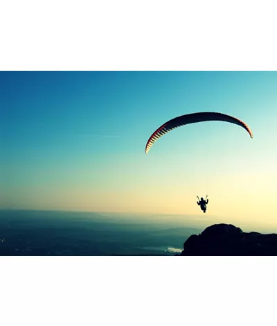 Vista di una persona che fa parapendio