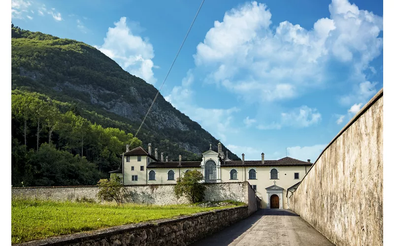 Vista interna dal giardino, lungo le mura di cinta, della Certosa di Vedana