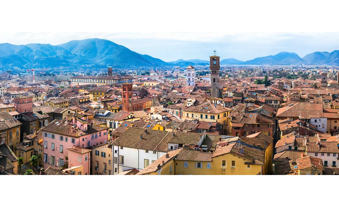 Foto della veduta della città di Lucca.