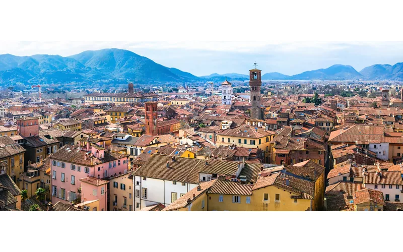 Foto della veduta della citt� di Lucca.