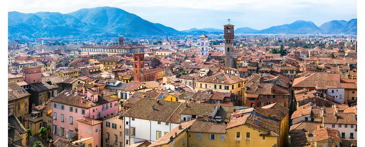 Foto della veduta della citt� di Lucca.