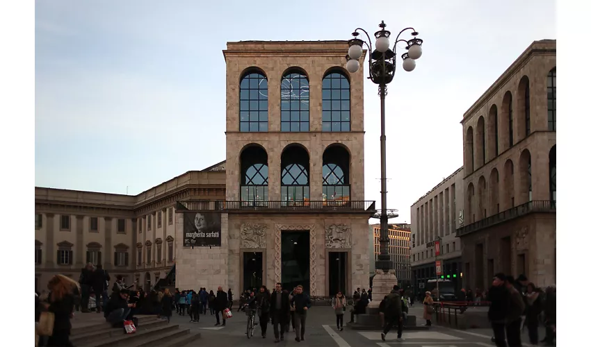 Veduta del Museo del Novecento allarengario di Milano