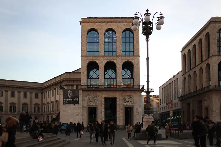Veduta del Museo del Novecento allarengario di Milano
