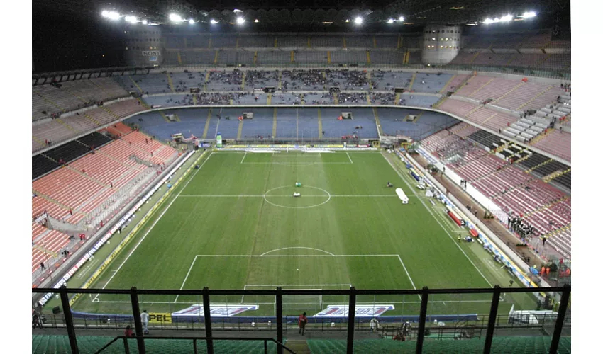 Vista dallalto dello Stadio Meazza San Siro vuoto