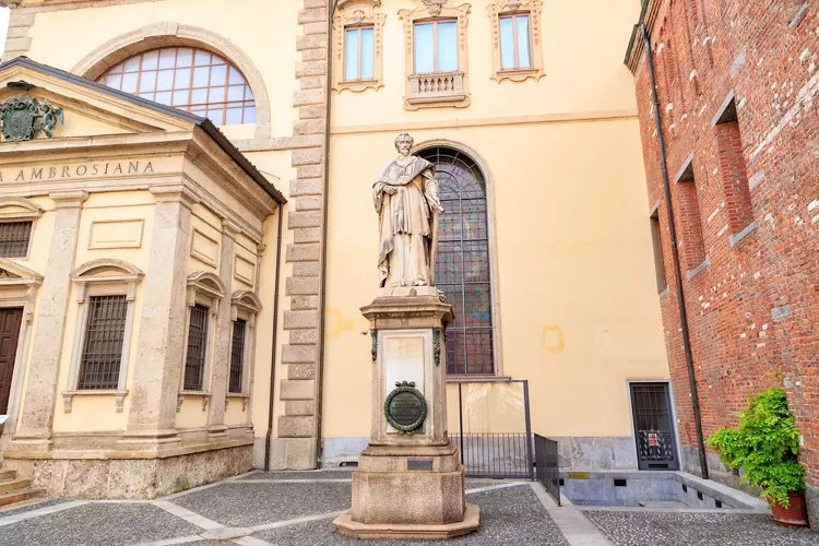 Monumento a Federico Borromeo fondatore della Pinacoteca Ambrosiana