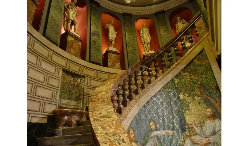 Sala dellEsedra allinterno della Pinacoteca Ambrosiana