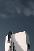 La Torre della Fondazione Prada; un edificio alto 60 metri realizzato in cemento bianco strutturale a vista