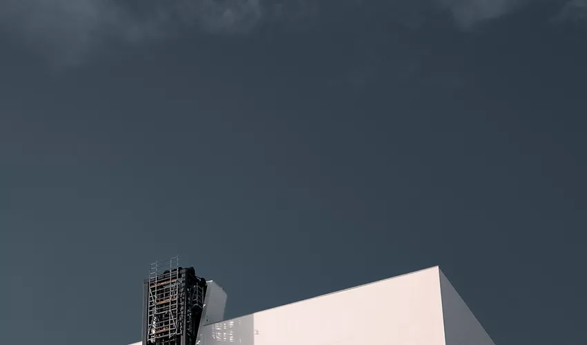 La Torre della Fondazione Prada; un edificio alto 60 metri realizzato in cemento bianco strutturale a vista