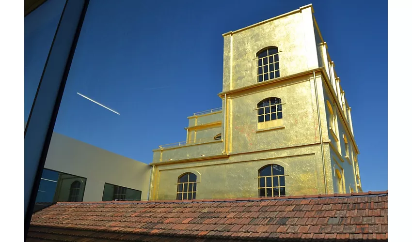 Il caratteristico edificio di colore oro facente parte del complesso architettonico della Fondazione Prada