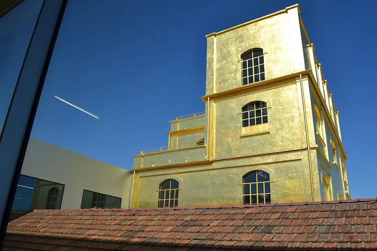 Il caratteristico edificio di colore oro facente parte del complesso architettonico della Fondazione Prada