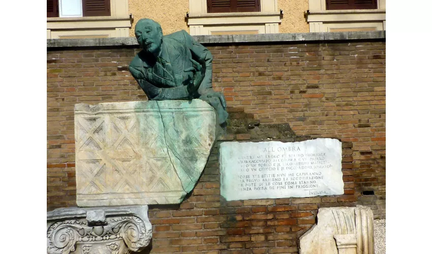 Monumento al poeta Trilussa nella piazza omonima