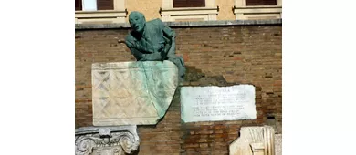 Monumento al poeta Trilussa nella piazza omonima