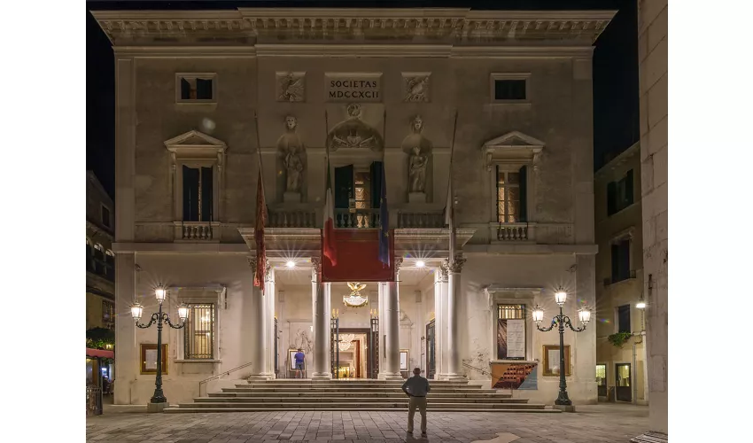 Teatro La Fenice di notte