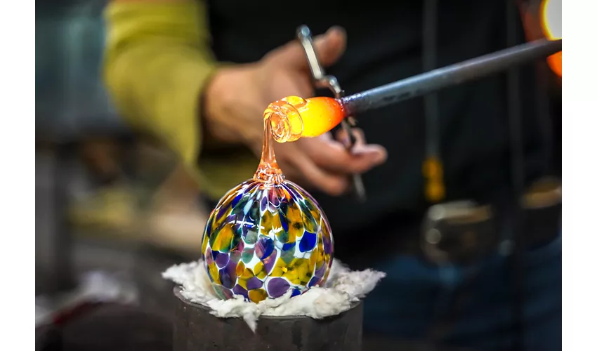 Un vaso in vetro di Murano in lavorazione