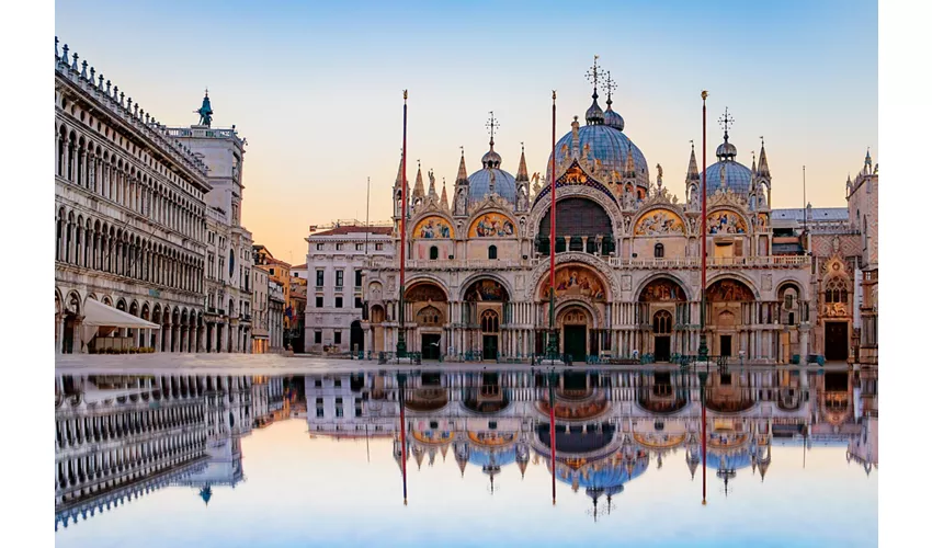 Basilica di San Marco riflessa nellacqua alta di Piazza San Marco