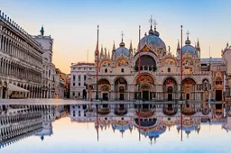 Basilica di San Marco riflessa nellacqua alta di Piazza San Marco