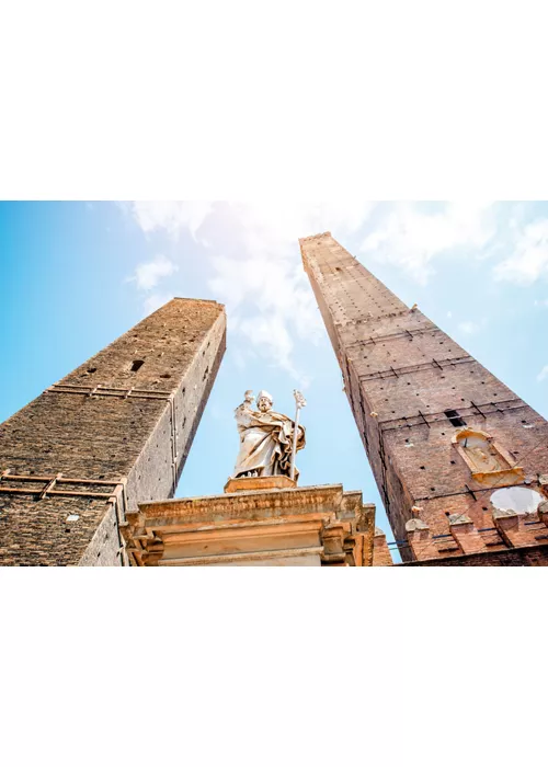 La Torre della Garisenda e la torre degli Asinelli con la statua di Petronio