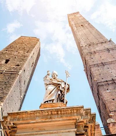 La Torre della Garisenda e la torre degli Asinelli con la statua di Petronio