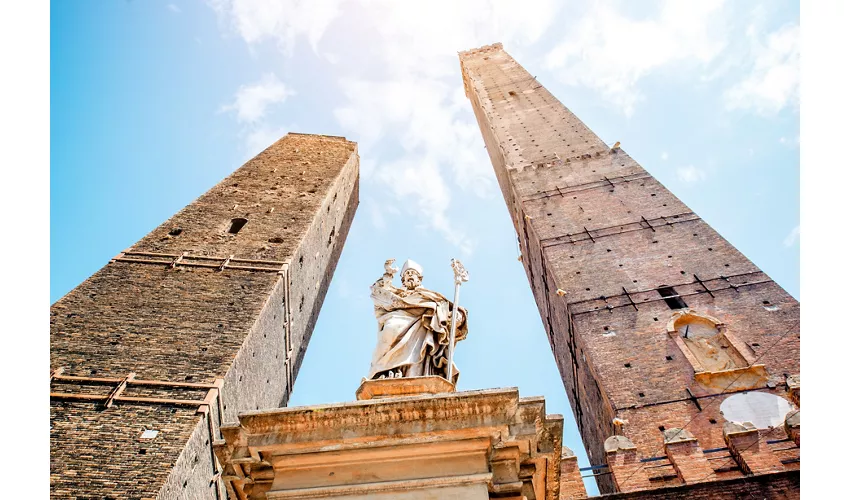 La Torre della Garisenda e la torre degli Asinelli con la statua di Petronio