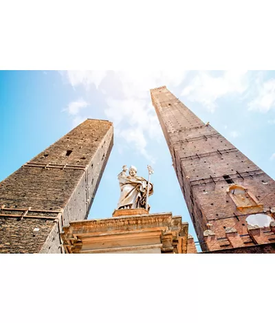 La Torre della Garisenda e la torre degli Asinelli con la statua di Petronio