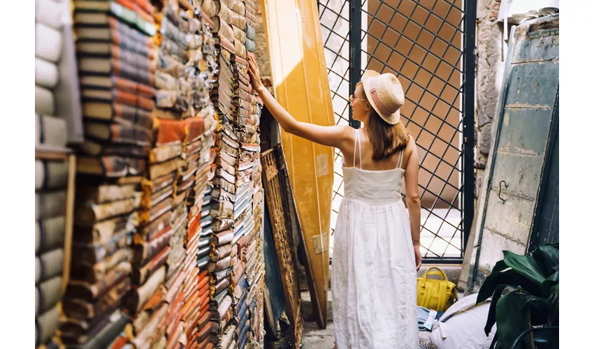 Una donna alla libreria Alta Alta situata nel Sestiere di Caste