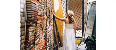 Una donna alla libreria Alta Alta situata nel Sestiere di Caste