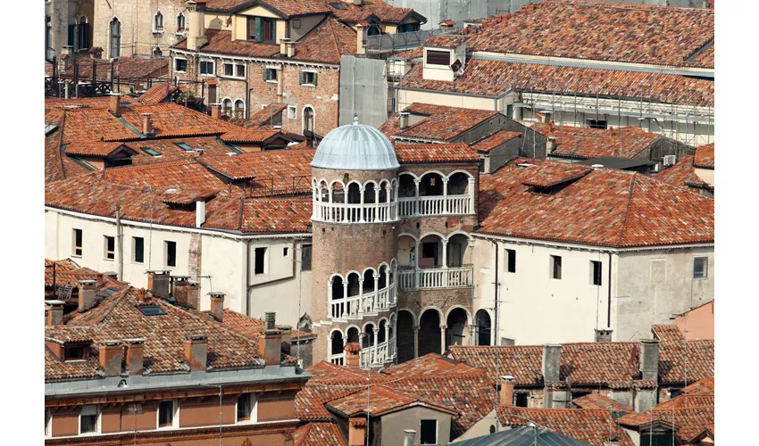 Vista aerea della Scala Contarini del Bovolo