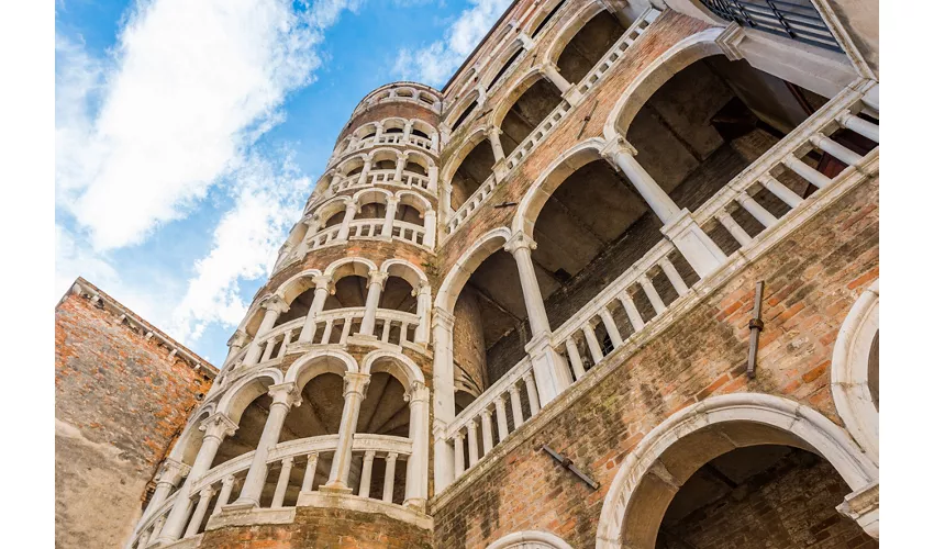 La Scala Contarini del Bovolo vista dal basso