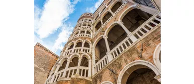 La Scala Contarini del Bovolo vista dal basso