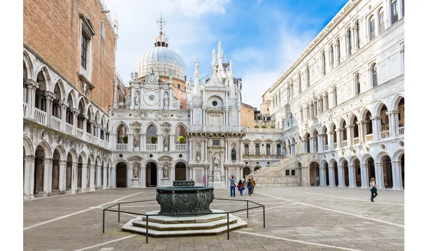 Il cortile di una delle facciate con la Torre dellorologio