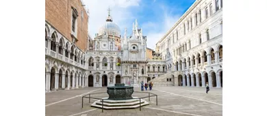 Il cortile di una delle facciate con la Torre dellorologio