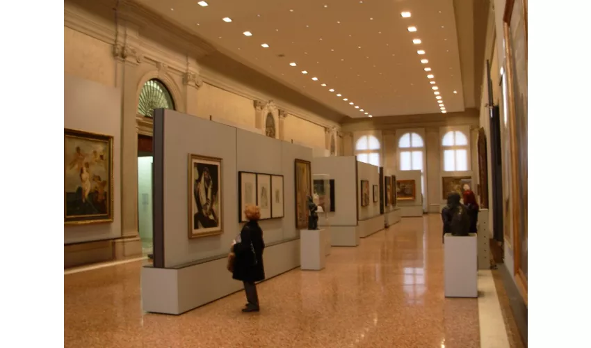 Esposizione al primo pianodel Palazzo dalla Laguna