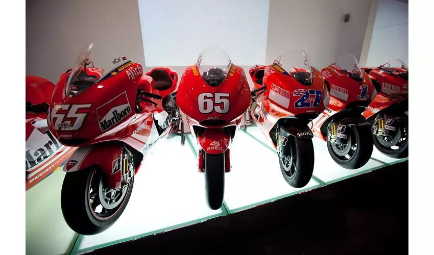 Diverse versioni della Ducati Desmosedici al Museo Ducati