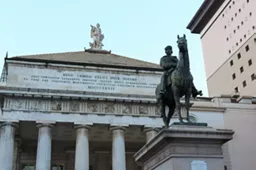 Monumento a Garibaldi davanti il Teatro Carlo Felice