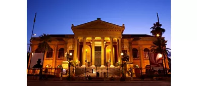 Esterno del Teatro Massimo di Palermo in notturna