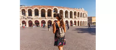 Ragazza davanti allArena di Verona