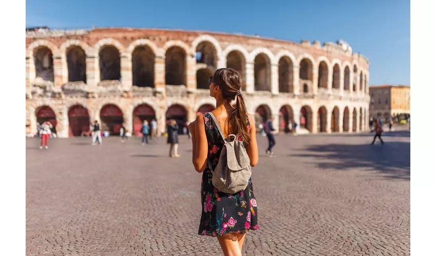 Ragazza davanti allArena di Verona