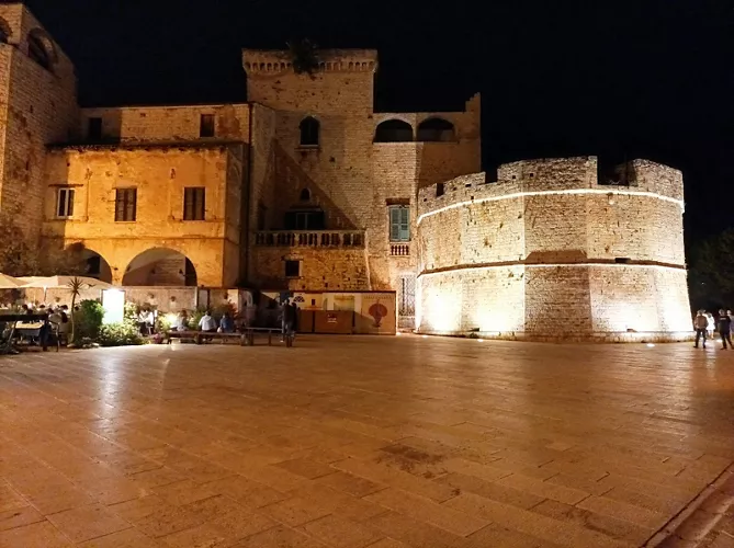 Castello Conti Acquaviva D'Aragona