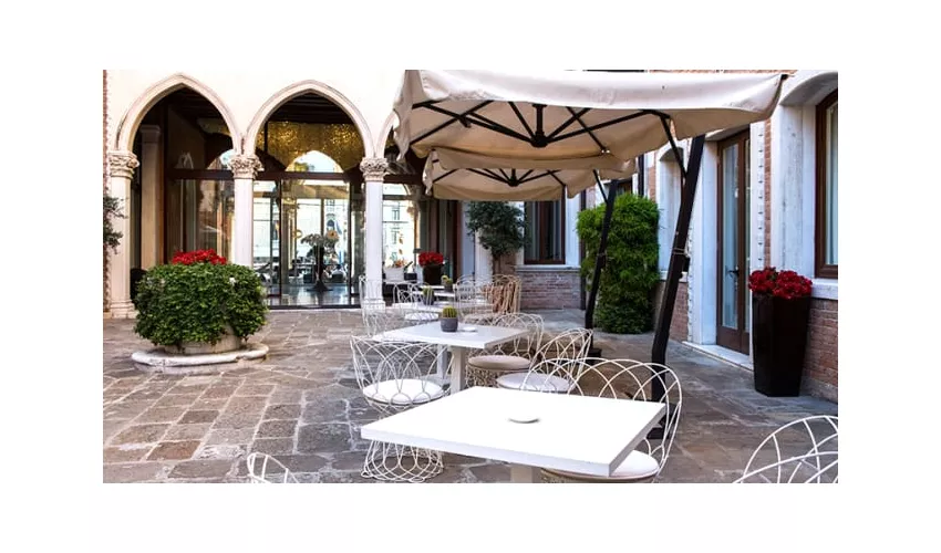 Antinoo's Lounge & Restaurant