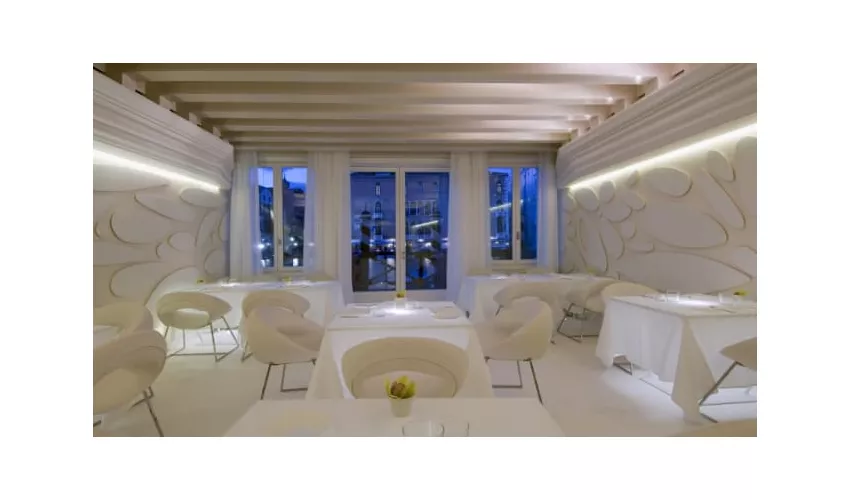 Antinoo's Lounge & Restaurant