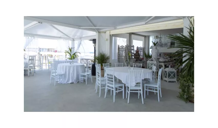 Moi Ristorante Lounge & Beach Bar