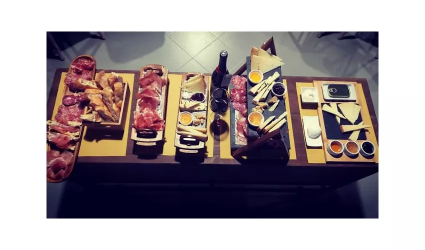 "ENOGALLERY THE WINE PLACE" ENOTECA & DISTRIBUZIONE, WINE BAR & RESTAURANT