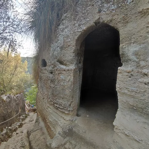 Le Grotte di Zungri: Insediamento Rupestre e Museo della Civiltà Contadina di Zungri