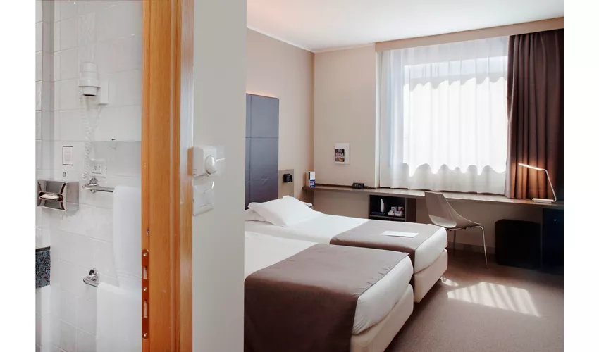City Hotel & Suites