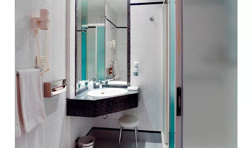 City Hotel & Suites