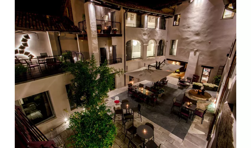UVE - Rooms & Wine Bar