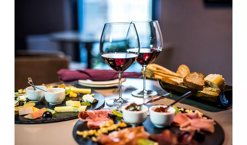 UVE - Rooms & Wine Bar