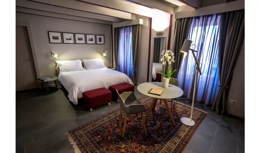 UVE - Rooms & Wine Bar
